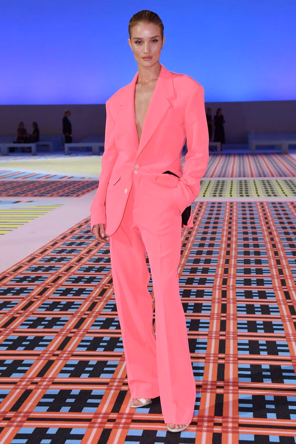 Nhờ vóc dáng gợi cảm, cô luôn tự tin diện các trang phục khoe các dường cong cơ thể.