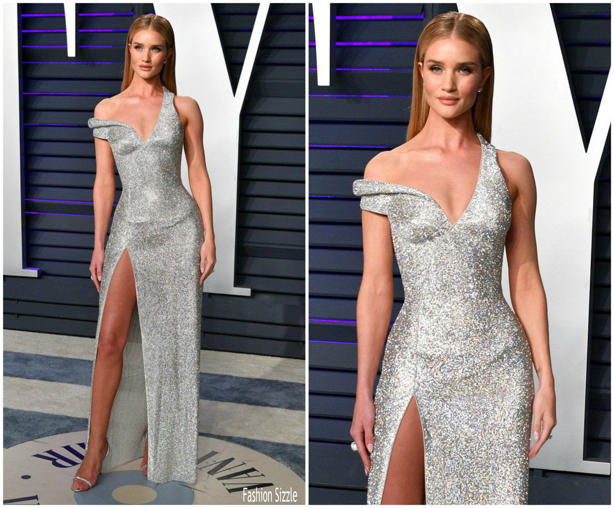 Rosie Huntington-Whiteley có gu thời trang vô cùng gợi cảm và sang chảnh.
