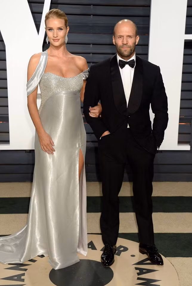 Cô nàng diện váy trễ ngực sâu để khoe vòng một quyến rũ bên vị hôn phu.