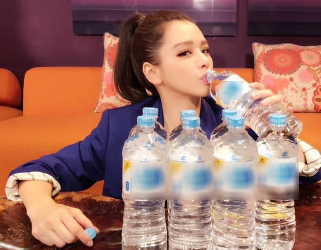 Cô luôn cố gắng uống đủ từ 2 - 2,5 lít nước hàng ngày để cải thiện làn da căng mọng.