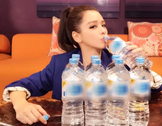 Cô luôn cố gắng uống đủ từ 2 - 2,5 lít nước hàng ngày để cải thiện làn da căng mọng.