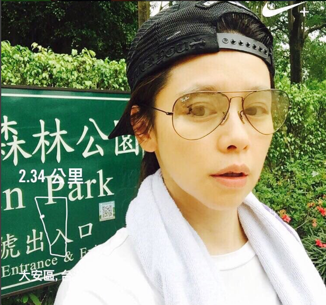 Ngoài ra, Từ Nhược Tuyên cũng dành thời gian tập luyện ở ngoài trời với các bài tập như chạy bộ, đi bộ nhanh...