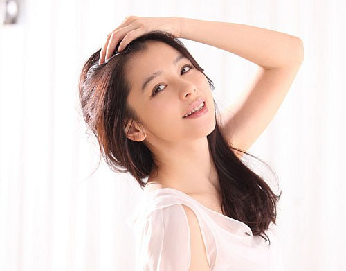 Nhờ những thói quen tốt và duy trì lối sống tích cực, Từ Nhược Tuyên luôn giữ được vóc dáng thon gọn và làn da trẻ trung như thời đôi mươi. Ảnh: Nuyou, Elle, Internet.