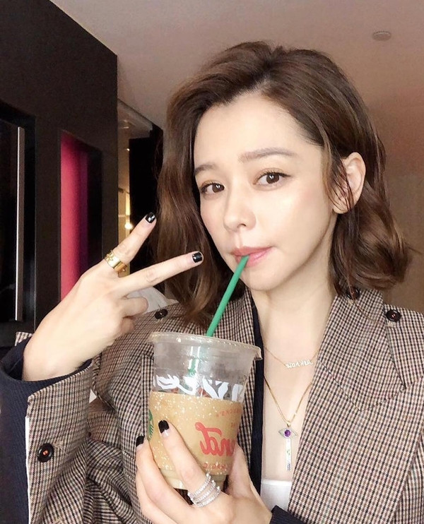 Ngoài ra, cô thường tự chuẩn bị bữa ăn ở nhà để cân bằng dinh dưỡng, vừa làm đẹp da, vừa giữ cho vóc dáng thon thả.