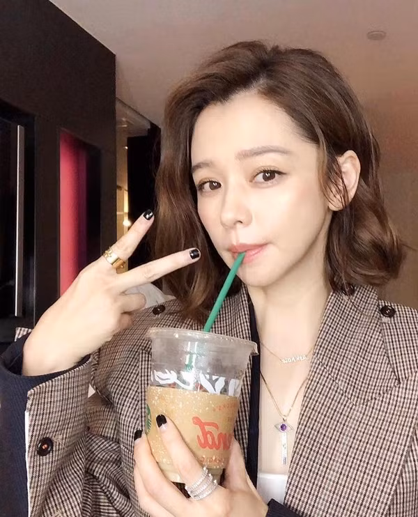 Ngoài ra, cô thường tự chuẩn bị bữa ăn ở nhà để cân bằng dinh dưỡng, vừa làm đẹp da, vừa giữ cho vóc dáng thon thả.