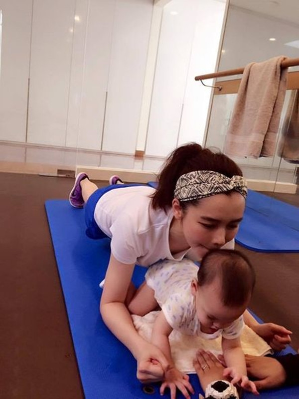 Để giữ vóc dáng đẹp, Từ Nhược Tuyên cũng phải chăm chỉ tập luyện sau khi sinh con. Cô thường tìm đến những bài tập giúp cơ thể dẻo dai, săn chắc.