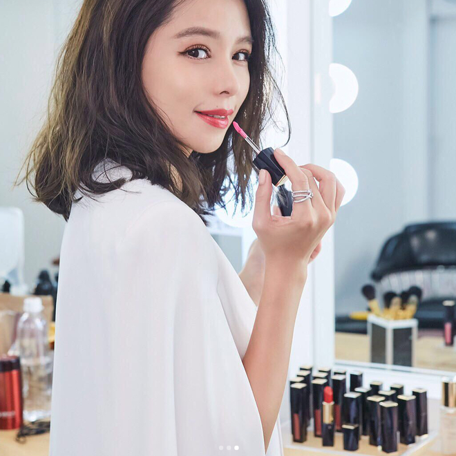 Từ Nhược Tuyên luôn giữ thói quen đắp mặt nạ dưỡng ẩm đều đặn hai lần mỗi tuần. Nhờ vậy, làn da của mỹ nhân sinh năm 1975 luôn căng mọng.