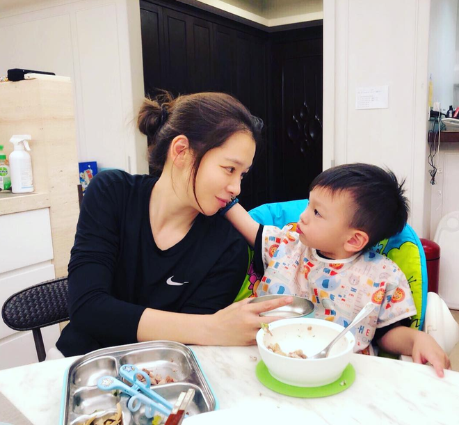 Khi bận chăm con, cô cũng có thể kéo cậu con trai của mình vào tập luyện cùng.