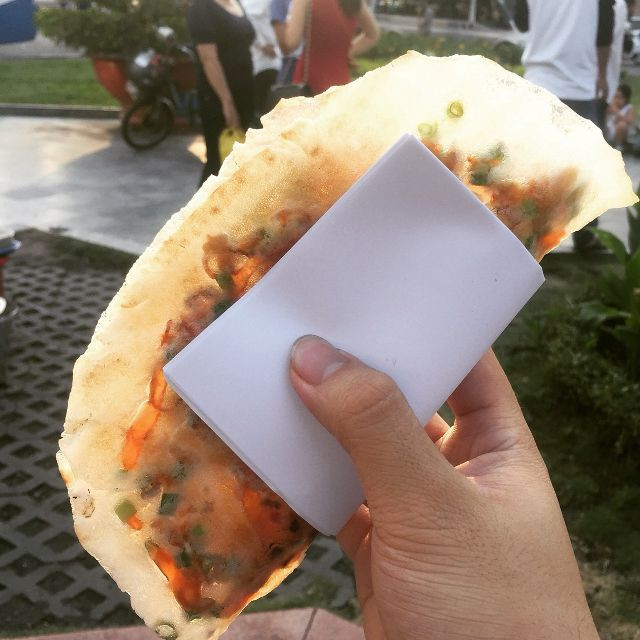 Bánh tráng nướng ở khu nhà thờ Đức Bà nhận được không ít lời khen từ thực khách địa phương cho đến du khác nước ngoài.