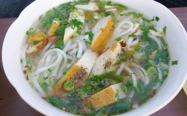 Bánh canh chả cá ở khu nhà thờ Đức Bà hấp dẫn bởi vị ngọt thanh của nước dùng nấu từ cá biển. Mỗi tô bánh canh sẽ gồm chả cá chiên, vài lát cá biển, gà xé và trứng cút đầy ắp. Sợi bánh canh bột gạo to tròn, khi ăn có độ dẻo thơm hấp dẫn.