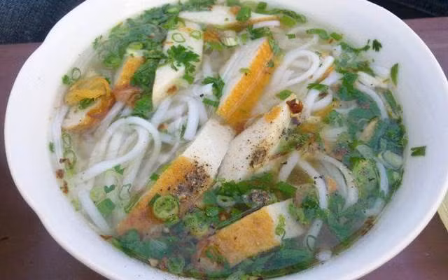 Bánh canh chả cá ở khu nhà thờ Đức Bà hấp dẫn bởi vị ngọt thanh của nước dùng nấu từ cá biển. Mỗi tô bánh canh sẽ gồm chả cá chiên, vài lát cá biển, gà xé và trứng cút đầy ắp. Sợi bánh canh bột gạo to tròn, khi ăn có độ dẻo thơm hấp dẫn.