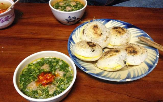 Tuy chỉ có một loại là bánh căn trứng cút nhưng được đổ ngay tại chỗ bằng bếp than nên bạn vừa ăn, vừa cảm nhận được độ giòn nóng hấp dẫn. Bánh được chấm cùng nước mắm pha chua ngọt, kèm theo đó là mỡ hành béo thơm chan đầy trên mặt.