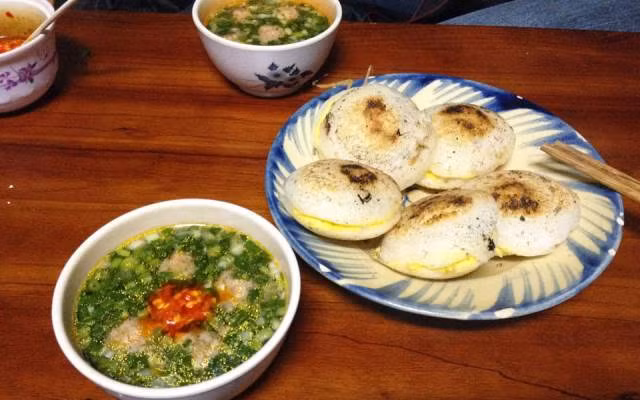 Tuy chỉ có một loại là bánh căn trứng cút nhưng được đổ ngay tại chỗ bằng bếp than nên bạn vừa ăn, vừa cảm nhận được độ giòn nóng hấp dẫn. Bánh được chấm cùng nước mắm pha chua ngọt, kèm theo đó là mỡ hành béo thơm chan đầy trên mặt.