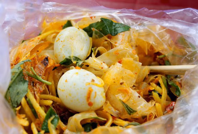 Bánh tráng trộn: Nếu nói về ăn vặt ở khu Nhà thờ Đức Bà mà bỏ qua bánh tráng trộn thì lại là một thiếu sót.