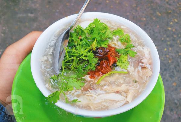 Súp cua được nấu không quá loãng cũng không quá đặc, hương vị đậm đà, thơm ngon lại luôn giữ được độ nóng cho món ăn... Tất cả những yếu tố đấy làm cho thực khách đã ăn ở đây một lần đều muốn quay lại thử món ăn bình dân này.