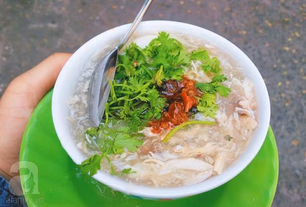 Súp cua được nấu không quá loãng cũng không quá đặc, hương vị đậm đà, thơm ngon lại luôn giữ được độ nóng cho món ăn... Tất cả những yếu tố đấy làm cho thực khách đã ăn ở đây một lần đều muốn quay lại thử món ăn bình dân này.
