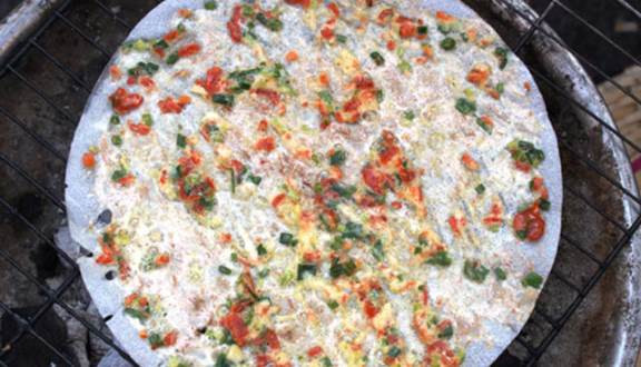 Với đế bánh là miếng bánh tráng, nhân là thịt heo bằm, hành lá, con ruốc, hành phi và trứng cút hoặc trứng gà để làm tăng thêm độ béo. Muốn ngon hơn thì phải rưới vào một lớp tương ớt phủ đều mặt, rồi cứ thế mà cho lên bếp than hồng nướng đến khi lớp vỏ nở phồng lên là được.