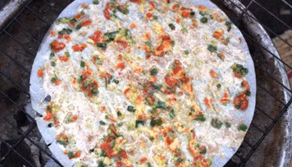 Với đế bánh là miếng bánh tráng, nhân là thịt heo bằm, hành lá, con ruốc, hành phi và trứng cút hoặc trứng gà để làm tăng thêm độ béo. Muốn ngon hơn thì phải rưới vào một lớp tương ớt phủ đều mặt, rồi cứ thế mà cho lên bếp than hồng nướng đến khi lớp vỏ nở phồng lên là được.