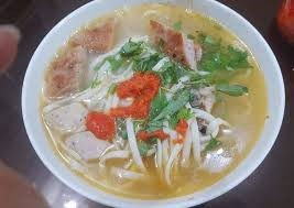 Nước dùng của món bánh canh này có đúng hương vị tự nhiên của các thành phần. Hấp dẫn nhất là chả cá biển chiên với lớp ngoài vàng giòn kèm theo cái dai, cái ngọt đặc trưng.