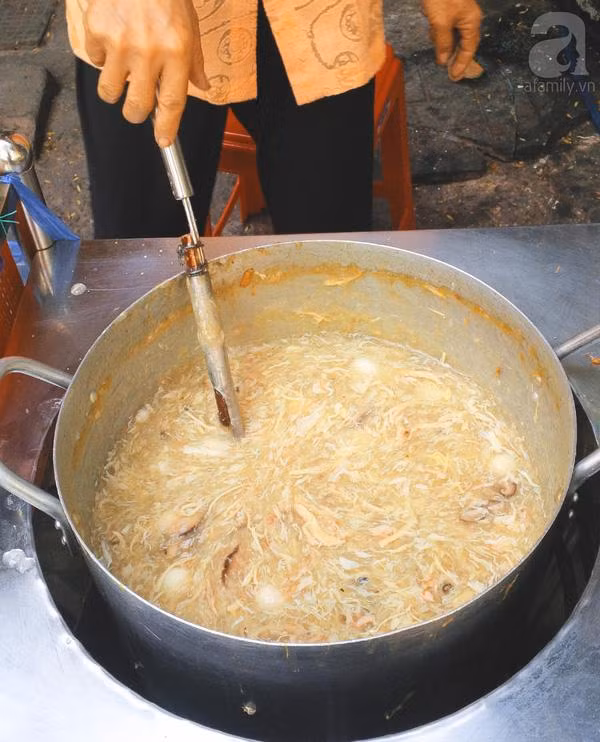 Súp cua Nhà thờ Đức Bà: Nằm trên đường Nguyễn Du - quận 1, gần sát bên Nhà thờ Đức Bà nên gánh súp hơn 20 tuổi này còn được khách đặt tên là “súp cua Nhà Thờ”.