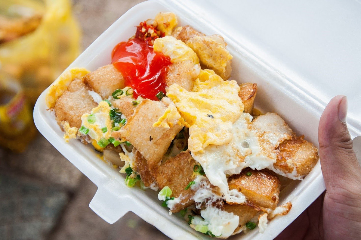 Bột chiên: Dường như đây là món ăn xuất hiện khắp mọi con hẻm ăn uống tại Sài Gòn. Món ăn bình dân nhưng lại hấp dẫn ở từng viên bột giòn bên ngoài nhưng dẻo dai ở trong nhân.