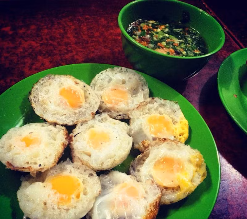 Bánh căn: Nằm ngay khu Nhà thờ Đức Bà, hẻm 84 Nguyễn Du tuy nhỏ hẹp nhưng bao năm nay đã là địa điểm ăn uống quen thuộc của dân văn phòng, học sinh, sinh viên. Bánh căn là món được săn đón nhất và cũng là điều thu hút thực khách đến con hẻm này.