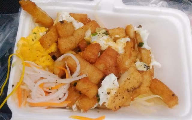 Gánh bột chiên ở hẻm 84 Nguyễn Du cũng là địa điểm được nhiều bạn trẻ yêu thích nhờ những viên bột chín vàng kèm theo trứng thơm lừng hấp dẫn. Ảnh: Lozi, Foody, Internet.