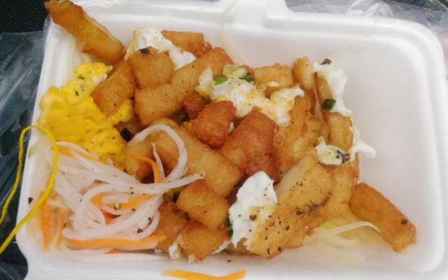 Gánh bột chiên ở hẻm 84 Nguyễn Du cũng là địa điểm được nhiều bạn trẻ yêu thích nhờ những viên bột chín vàng kèm theo trứng thơm lừng hấp dẫn. Ảnh: Lozi, Foody, Internet.