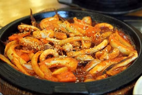 Bên cạnh bạch tuộc sống chấm với mù tạt thì du khách cũng có thể thưởng thức thêm một số món ăn Hàn Quốc làm từ bạch tuộc như lẩu bạch tuộc, bạch tuộc nướng,…Nơi đánh bắt bạch tuộc nhiều nhất xứ Hàn là trên bờ biển phía Tây ở Seocheon, Taean và Boryeong.