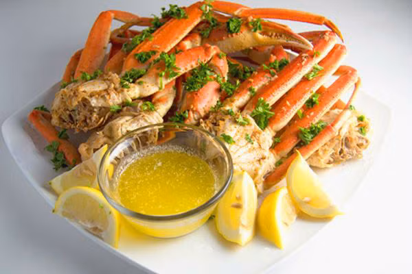 Thịt cua tuyết là món đặc trưng mùa xuân rất tốt cho sức khỏe. Khách đi du lịch Hàn Quốc vào mùa xuân có thể thưởng thức món cua tuyết hấp trong những nhà hàng ở thành phố Seoul hay Incheon. Bên cạnh đó, làng Yeongdeok chính là nơi nổi tiếng với các món ăn làm từ cua tuyết và có giá bán rẻ nhất vì nơi đây trực tiếp đánh bắt loại cua này.