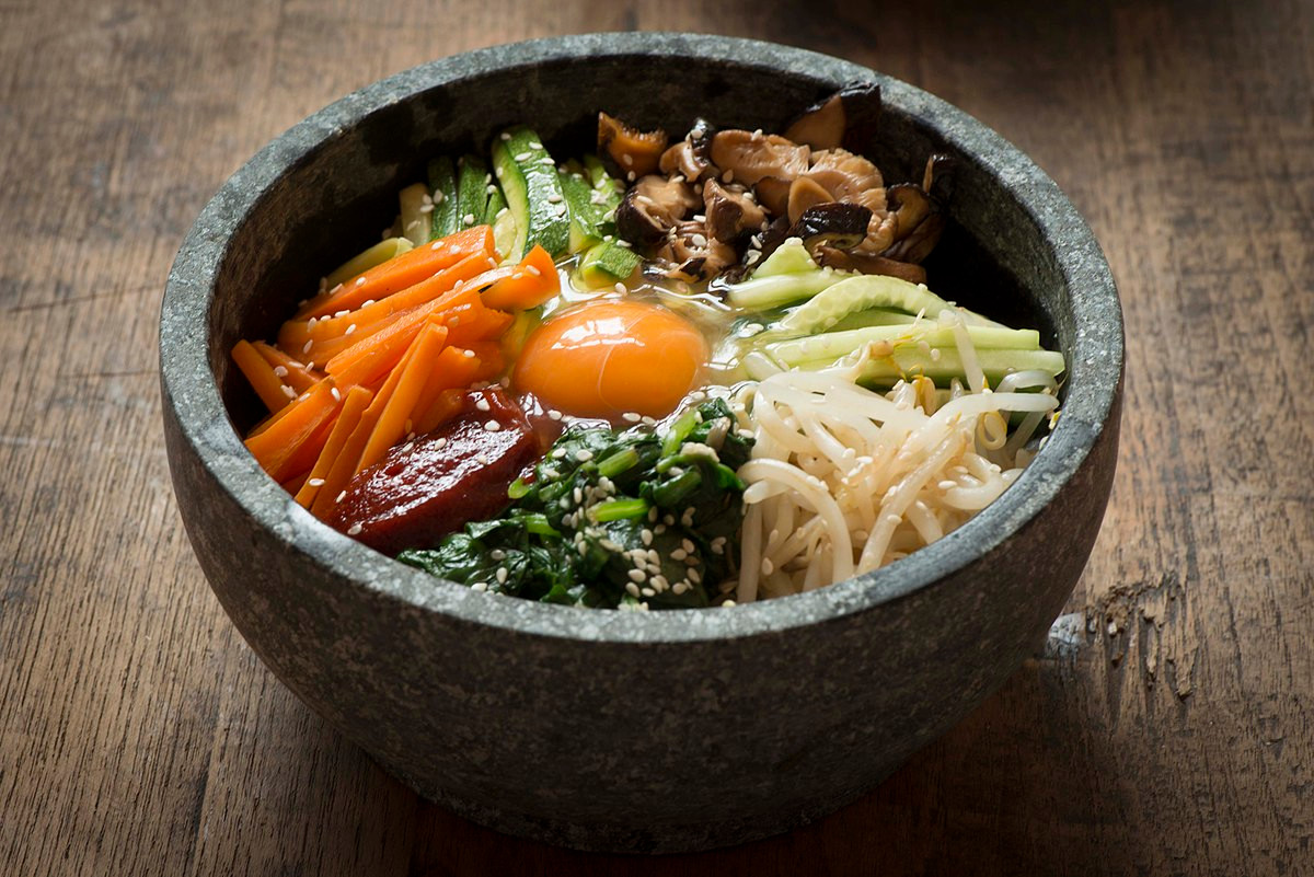 Cơm trộn Hàn Quốc Bibimbap: Món cơm trộn có tên gọi độc đáo này là một trong nhiều món ăn rất đỗi quen thuộc ở Hàn Quốc mà bạn có thể ăn bất cứ khi vào và mùa nào trong năm cũng được.