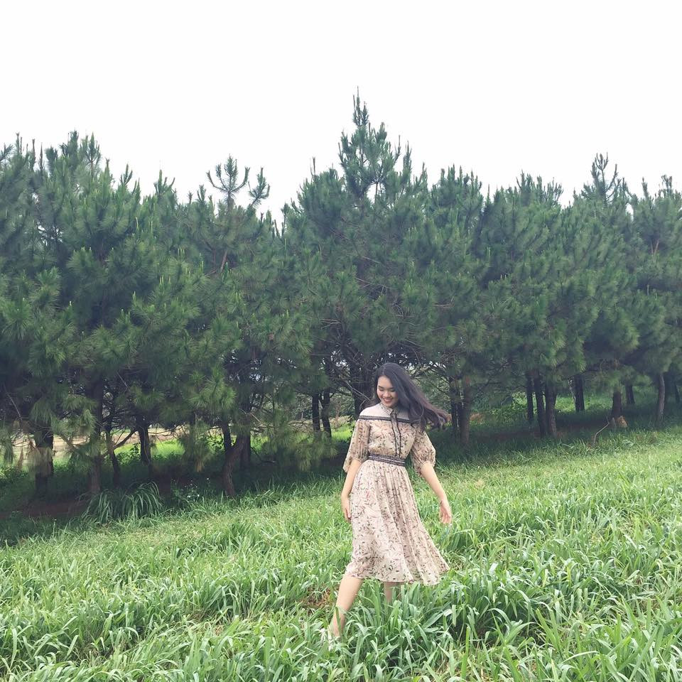 Với vóc dáng thanh mảnh, cô nàng diện váy hoa nhí cực xinh. Ảnh: FBNV.