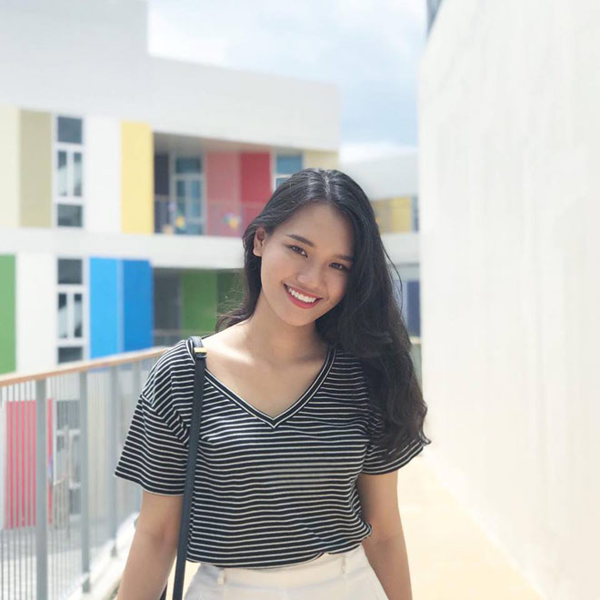 Nữ sinh Ngoại giao có nụ cười duyên và làn da trắng mịn.