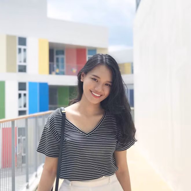 Nữ sinh Ngoại giao có nụ cười duyên và làn da trắng mịn.