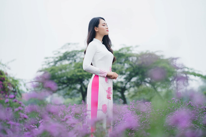 Bộ áo dài trắng này là do Hoa hậu Đặng Ngọc Hân tư vấn cho cô.