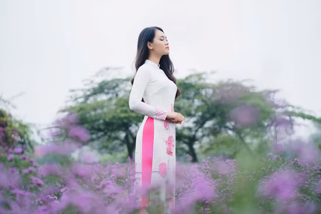 Bộ áo dài trắng này là do Hoa hậu Đặng Ngọc Hân tư vấn cho cô.