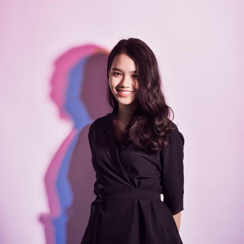 Cô diện váy đen toát lên vẻ sang trọng.