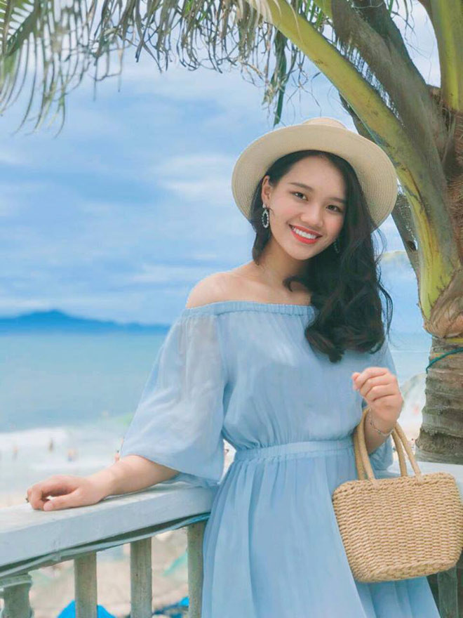 Không chỉ xinh đẹp, Linh Chi còn gây ấn tượng bởi phong cách thời trang trẻ trung, sang chảnh.