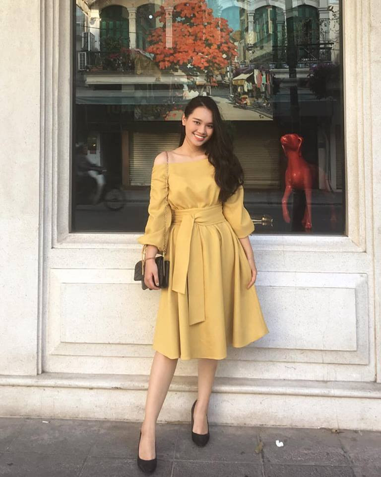 Cô diện chiếc váy vàng trễ vai có vạt thắt eo nhấn nhá vô cùng thời thượng.