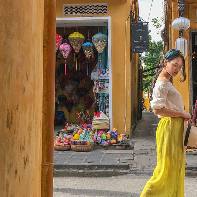 Cách phối đồ khi đi du lịch của Linh Chi cũng nhận được nhiều lời khen.