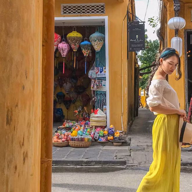 Cách phối đồ khi đi du lịch của Linh Chi cũng nhận được nhiều lời khen.