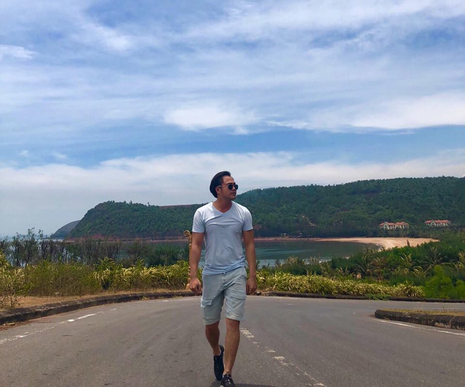 Anh chàng diễn viên 31 tuổi diện áo phông với quần ngố trông khá ngầu.