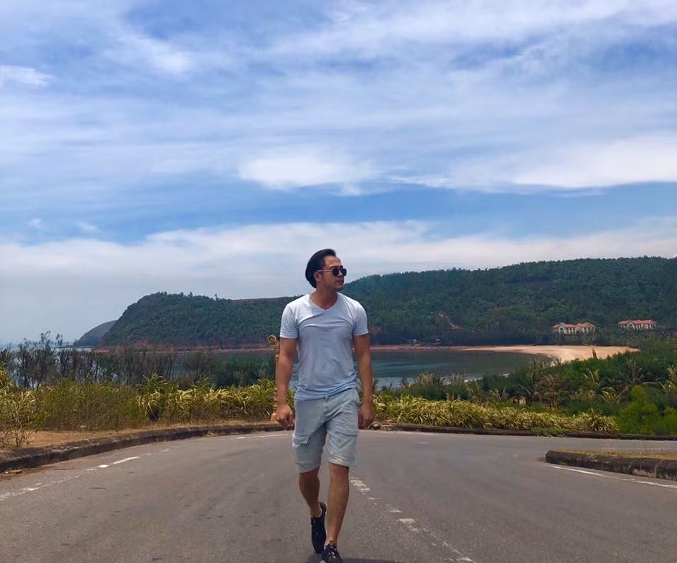 Anh chàng diễn viên 31 tuổi diện áo phông với quần ngố trông khá ngầu.