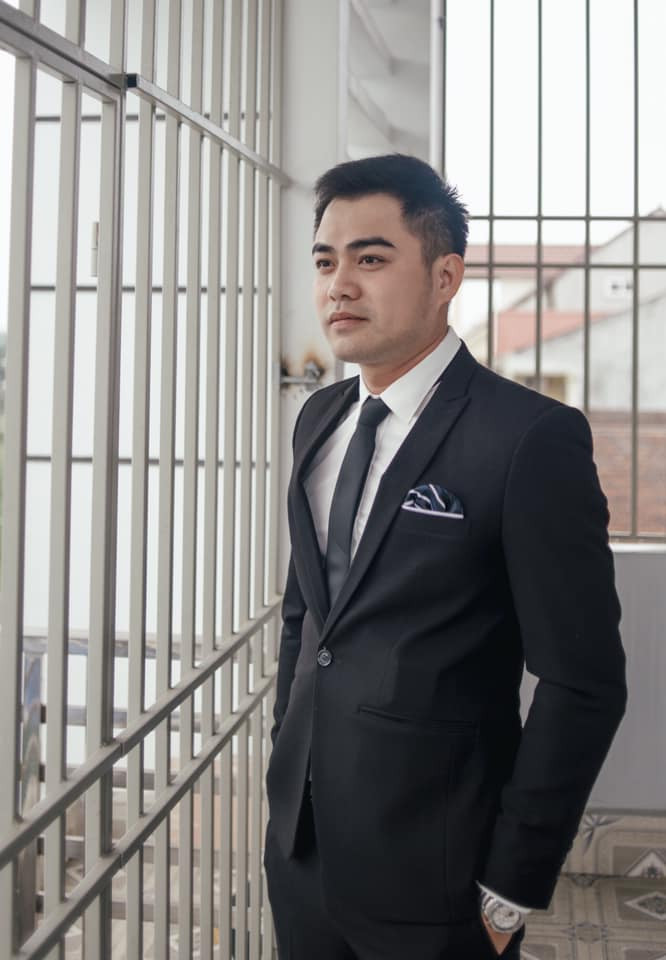 Anh diện vest trông trẻ trung và điển trai vô cùng.