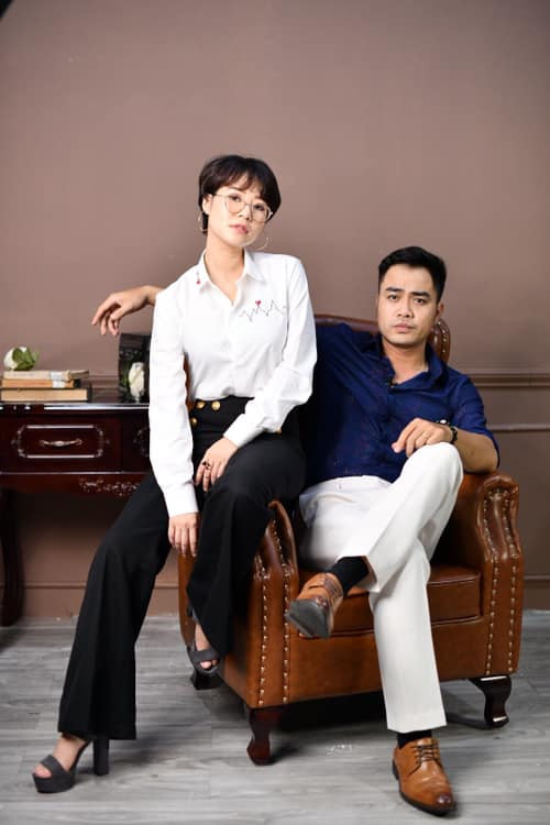 Trọng Hùng ăn mặc lịch lãm chụp hình chung với Kim Ngọc, cũng là một nhân vật của Về nhà đi con.