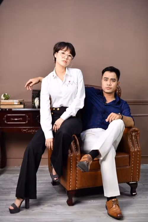 Trọng Hùng ăn mặc lịch lãm chụp hình chung với Kim Ngọc, cũng là một nhân vật của Về nhà đi con.