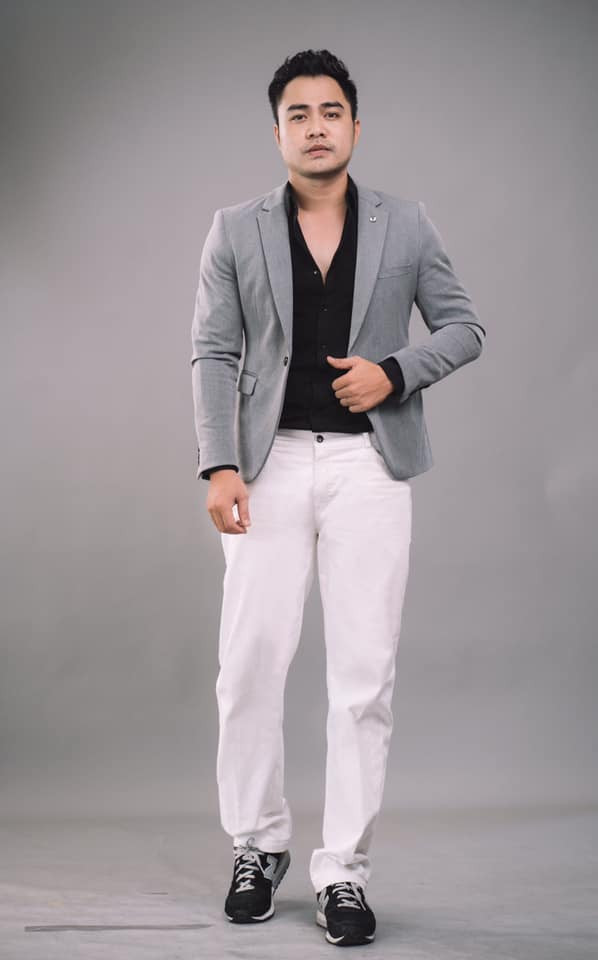 Khác với cách ăn mặc bụi bặm, chợ búa trong phim, Trọng Hùng ngoài đời chọn trang phục rất lịch lãm và hiền lành.