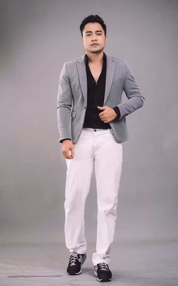 Khác với cách ăn mặc bụi bặm, chợ búa trong phim, Trọng Hùng ngoài đời chọn trang phục rất lịch lãm và hiền lành.