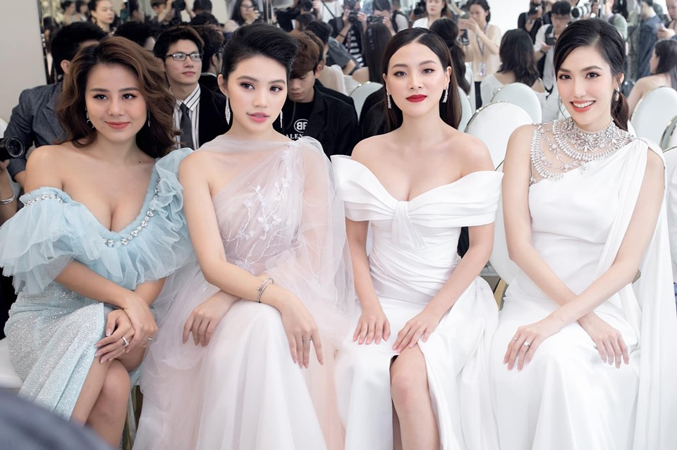 Khi tham dự sự kiện, bà bầu Lan Khuê (ngoài cùng phải) chọn váy suông dáng dài, chất liệu dày nhưng mềm mại tạo cảm giác thoải mái và che được bụng bầu.