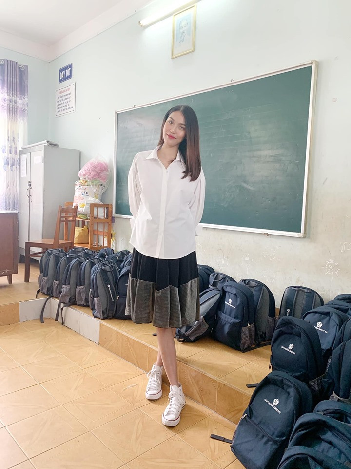 Lan Khuê phối áo sơ mi trắng với chân váy nhìn như một nữ sinh dù cô đang mang thai 6 tháng.